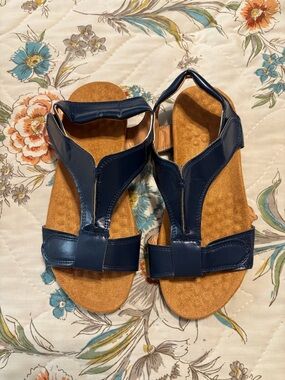 New women’s size 7 sandals